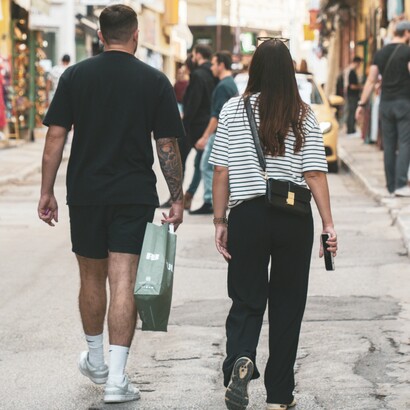 La comunicazione si muoveva tra esitazioni e piccoli silenzi, in un equilibrio fragile e non dichiarato