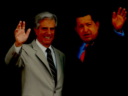 Tabaré Vázquez (1940-2020) e Hugo Chávez (1954-2013) em 2009