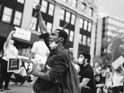 Imagem de protestante negro nos EUA no movimento Vidas Negras Importam. É preciso pressionar as entidades de todos os lados, fazer barulho, mostrar que o problema fere a sociedade e a dignidade humana