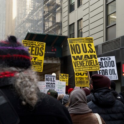 I manifestanti si riuniscono a Times Square per protestare contro l'invasione del Venezuela e il rapimento di Nicolás Maduro da parte degli Stati Uniti. New York, USA