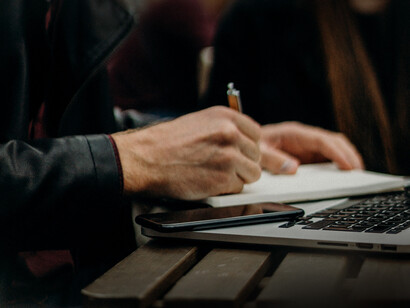 La operación textual/estrategia discursiva de reformulación consiste en aclarar el significado de una palabra o frase mediante una expresión alternativa