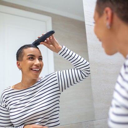 Sedersi accanto a qualcuno mentre si intrecciano i capelli crea uno spazio di fiducia, conversazione e cura reciproca