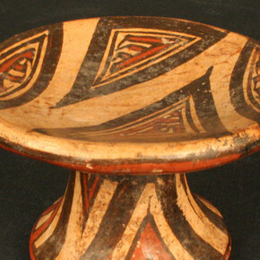 Plato polícromo con pedestal

Materiales: Cerámica

Clásico 600- 900 d.C.

Medidas: 55mm de alto