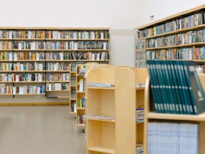 Estantes cheias de livros em biblioteca