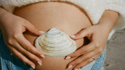 Genitora simboliza o som das ondas do mar em sua barriga que carrega um bebê