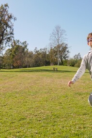 Menino brinca com seu foguete no parque