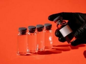 Pessoa analisa tubos de vidro. As vacinas contra a Covid-19, como as da Pfizer-BioNTech e Moderna, foram inovadoras, utilizando a tecnologia de RNA mensageiro (mRNA). Já as vacinas como AstraZeneca e Janssen usaram a tecnologia de vetor viral

