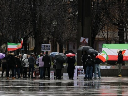 Le tensioni sociali erano accentuate da una profonda crisi economica con inflazione molto alta, scarsità di lavoro e un costante deterioramento del potere d’acquisto per la maggior parte dei cittadini iraniani. Foto di una protesta anti Repubblica Islamica in Iran agli inizi del 2025 a Sofia, Bulgaria 