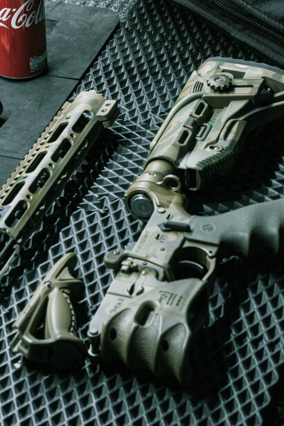 Il supporto militare degli USA all’Europa è essenziale, ma il rischio è che le priorità statunitensi prevalgano su quelle europee, portando a scelte che non sempre rispecchiano gli interessi dell’UE 