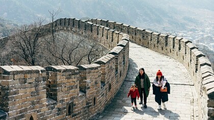 Turisti passeggiano lungo la muraglia cinese, Cina