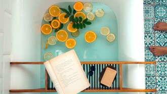 Tomar um banho fresco e relaxante e ler um livro é uma ótima maneira de se cuidar