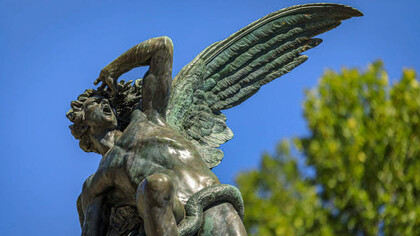 Fuente del Ángel Caído en el parque del Retiro, Madrid, España