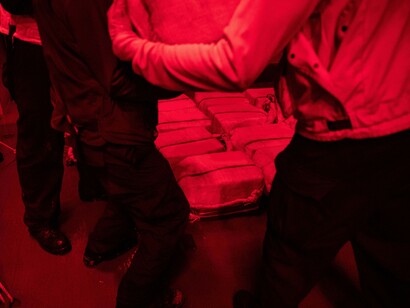 Presunta cocaína incautada durante operaciones antinarcóticos del buque de combate litoral USS Sioux City, el Equipo de Seguridad Marítima de Cabo Cod y el Equipo Táctico de Aplicación de la Ley 109 de la Guardia Costera de EE. UU., 26 de abril de 2021