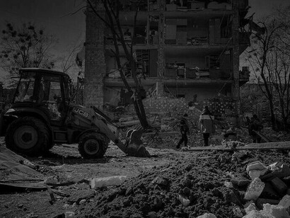 Ein Bulldozer beseitigt die Trümmer der russischen Angriffe auf die Ukraine