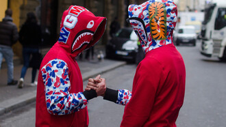 Ragazzi indossano "bape hoodies" rosse con fantasie colorate sulle maniche e il cappuccio