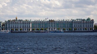 Palazzo d'Inverno, antica dimora degli zar fino al 1905, vista dal fiume Neva, San Pietroburgo, Russia