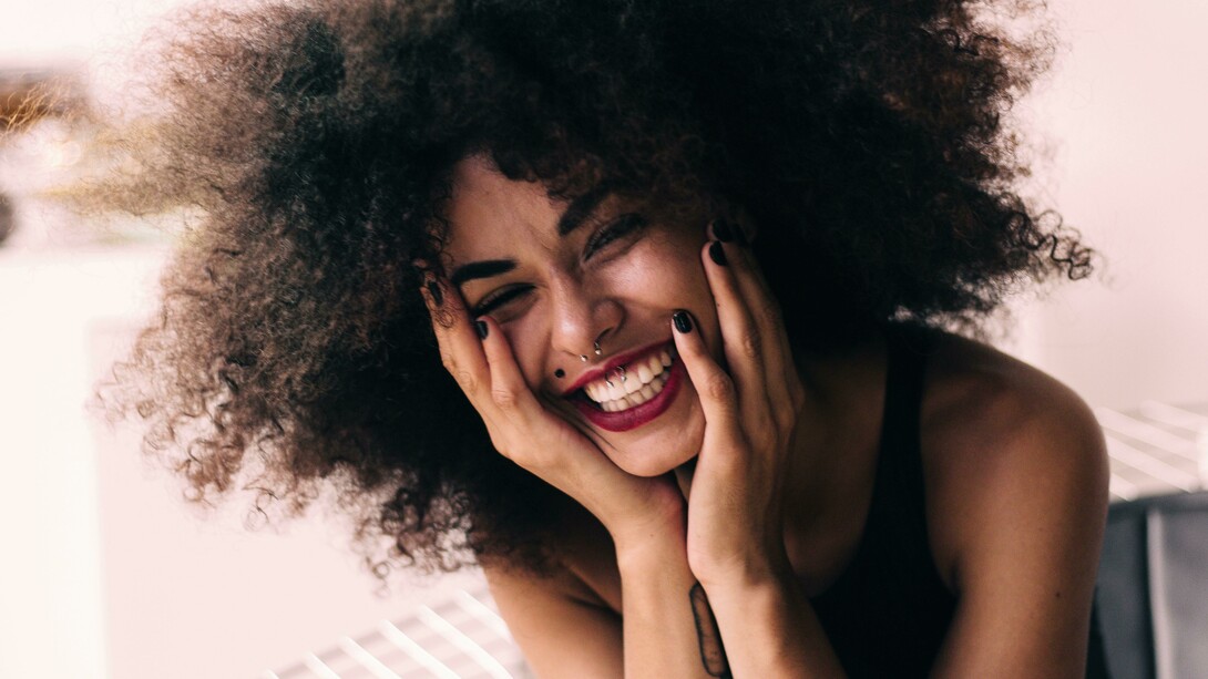 Mulher feliz. De acordo com o lugar comum, o dinheiro não traz felicidade, mas manda comprar, uma brincadeira que alguns acreditam verdadeiramente. O dinheiro pode comprar as necessidades estabelecidas pela mente, como motivações para ser feliz. Isto são estratégias para preencher algum buraco, ou um vazio interno. No entanto, a reflexão que aqui se faz é, se a insatisfação é interna, poderá algo externo suprir?