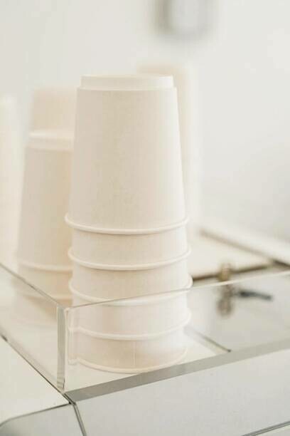 Esempio di una scelta sostenibile: l'utilizzo di bicchieri in carta reciclata