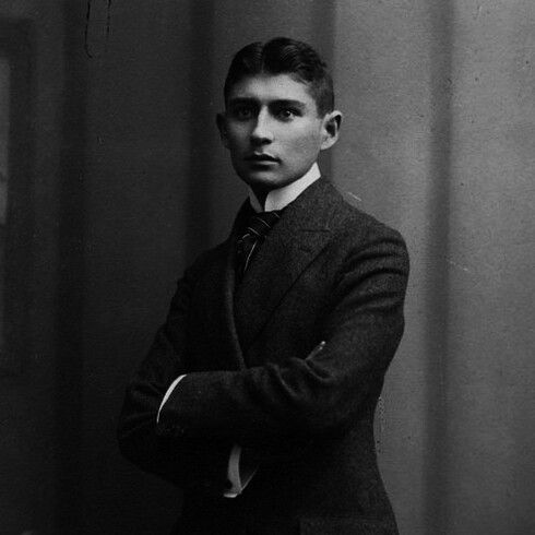 Franz Kafka como Doctor en Derecho, alrededor de 1906. Las obras de Kafka están cargadas de simbolismo, donde el absurdo y la burocracia representan fuerzas opresivas que anulan al individuo