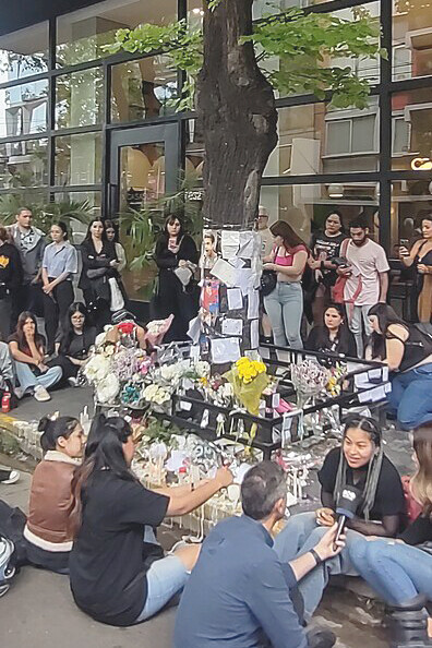 Seguidores de Liam Payne le rindieron homenaje a las fueras del hotel donde falleciera. Barrio de Palermo, Buenos Aires, Argentina, 17 de octubre de 2024