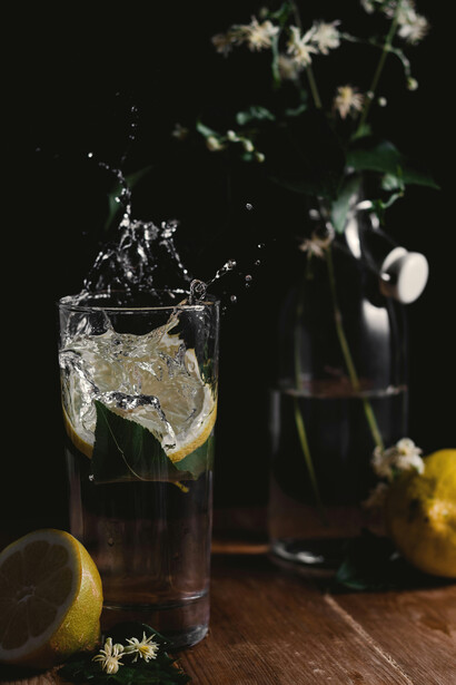 "Kona Nagiri". Acqua desalinata nota per contenere elettroliti oceanici che non solo placano l’arsura della sete ma aiutano anche a perdere peso, ha inoltre un effetto energizzante e benefico che sembra migliorare la qualità della pelle