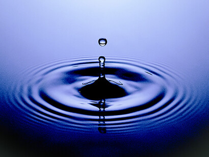 L'eau. Ce n’est pas un hasard si cette thèse de la mémoire de l’eau prospère au sein des pratiquants des spécialités énergétiques, tel que le magnétisme, le reiki ou encore le chamanisme