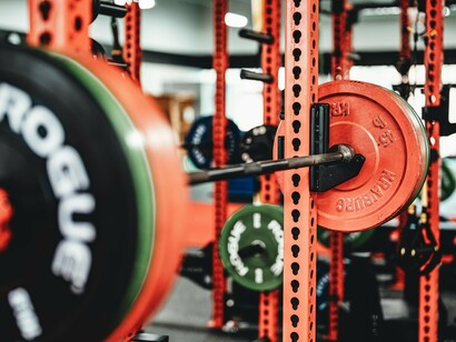 Academia de musculação. O trabalho de fortalecimento muscular é focado não apenas em desenvolver os músculos, mas também em corrigir desequilíbrios que podem prejudicar seu rendimento ou até causar lesões