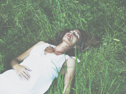 La psicopatía surge en personas en las que se da una combinación de predisposición genética con factores ambientales. Mujer psicópata tirada en el pasto 