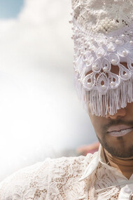 Le contraste entre ses origines latino-américaines et sa vie à New York a donné naissance à une esthétique qui dialogue entre deux mondes