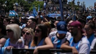 Seguidores de Javier Milei en el Congreso de la Nación durante su acto asunción presidencial, 10 de diciembre de 2023, Buenos Aires, Argentina