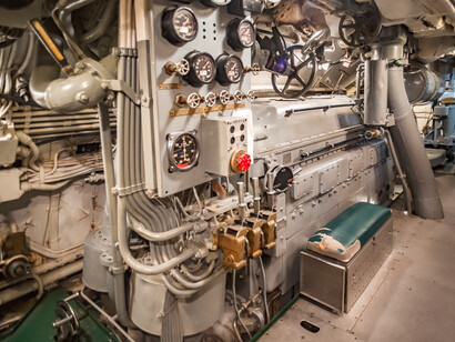 Por cada litro de petróleo se obtiene el doble de gasóleo que de gasolina. Y falta gasóleo. USS Silversides (SS-236). Fairbanks Morse & Co. 38 motores diésel de 8-1/8, procedentes del Museo del Submarino Silversides de Muskegon, Michigan, EE.UU.