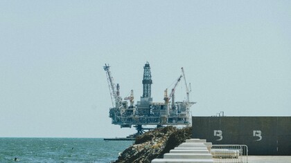 Vista de uma plataforma petrolífera perto da costa