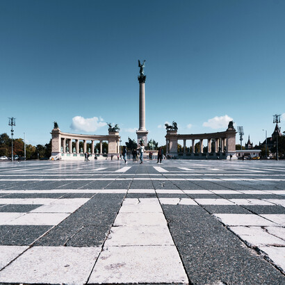 A Praça dos Heróis foi construída para comemorar o aniversário do país em 1896