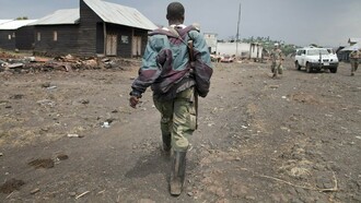 Soldado de las Fuerzas Armadas de la República del Congo patrullando en Kitshanga, República Democrática del Congo, marzo de 2013