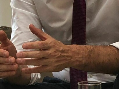 Las manos de Pedro Sánchez