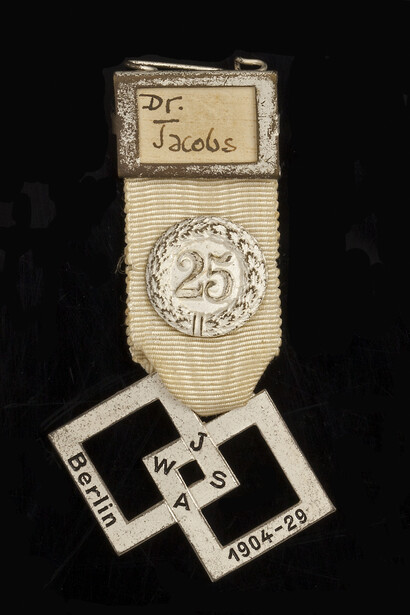 Dr. Aletta Jacobs’s badge from the 1929 International Woman Suffrage Alliance conference in Berlin, Groninger Museum.
Photo: Marten de Leeuw.
