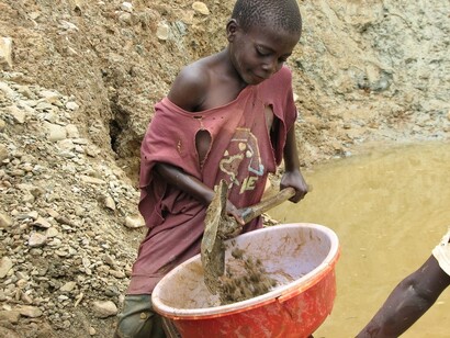 Un niño trabajando en una mina de coltán en El Congo