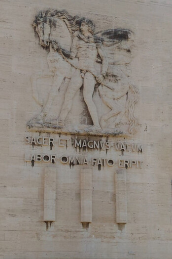 Epigrafe sul prospetto principale della Facoltà di Lettere, foto Roberto Luciani