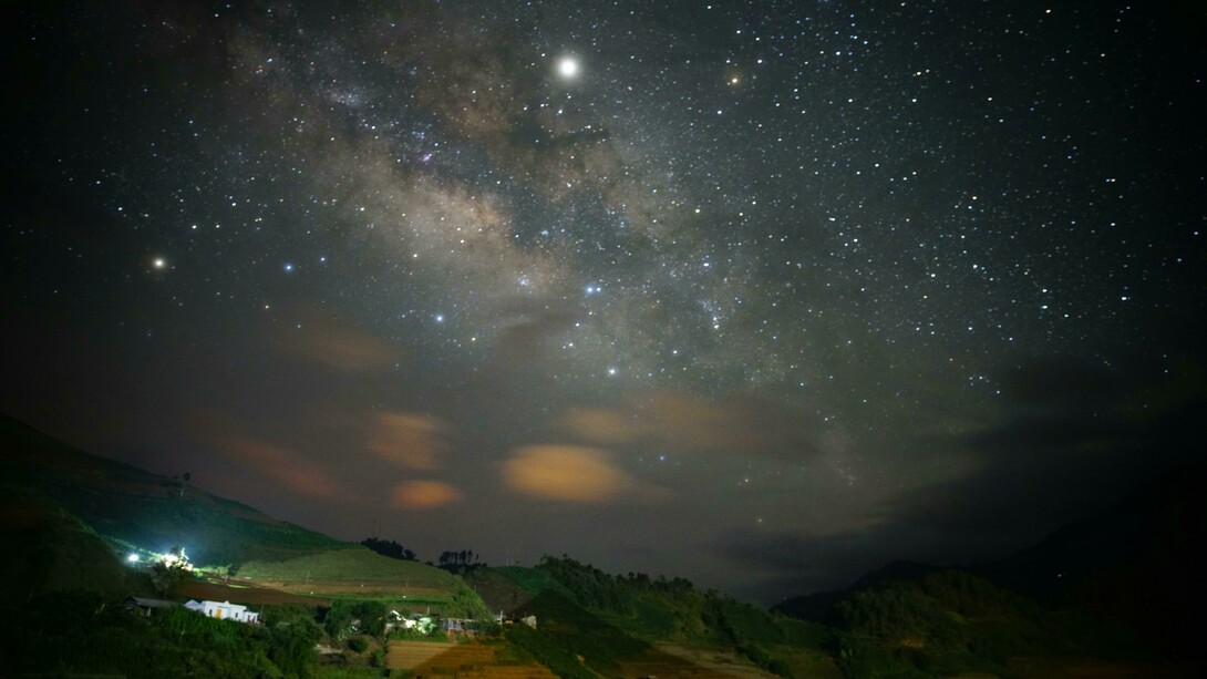 Moravam juntos havia pelo menos três anos. Era um relacionamento calmo, sólido, mas jamais falavam em noivar ou casar. Melhor assim, por enquanto