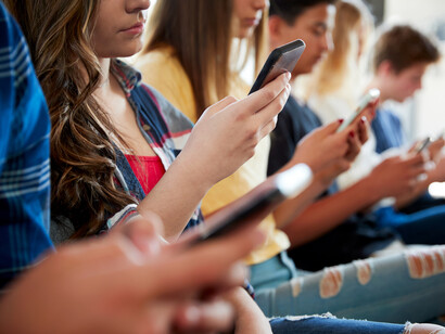 Jóvenes enviando mensajes de texto: según un estudio realizado en Estados Unidos con encuestas a 1,200 millennials, un 81 % sufren ansiedad antes de realizar una llamada por teléfono