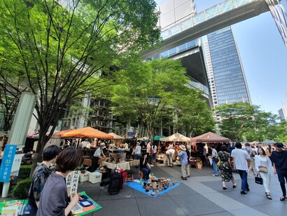 Esta estética decadente viene a instalarse entre nosotros como una forma de ser, más que como un estilo. De ahí que abarque diversos panoramas, no solo lo que al vestir se refiere, 2022, Foro Internacional de Yurakucho, Tokio