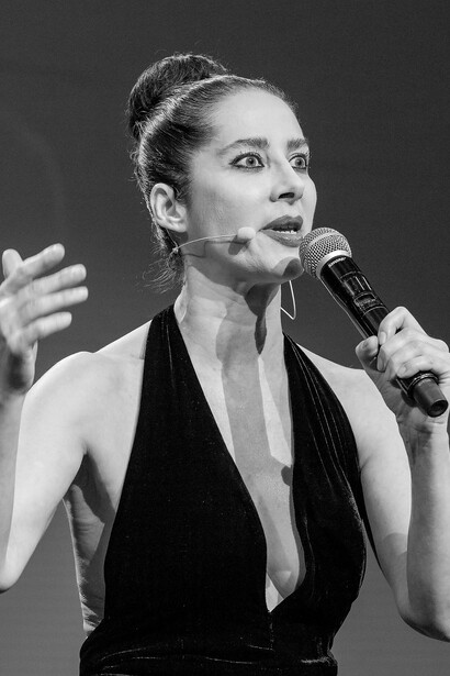 Caroline ha tradotto e interpretato "The Secret Love Life of Ophelia" di Steven Berkoff, ampliando il suo repertorio drammaturgico