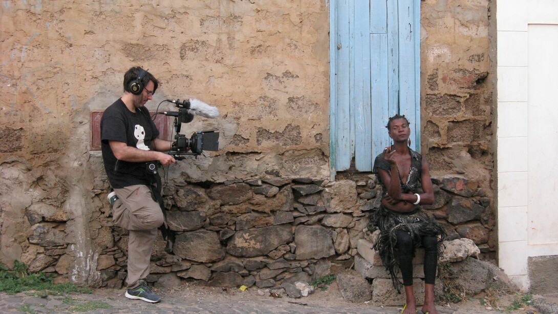 Pablo García con Tchinda en una calle de Mindelo, Cabo Verde