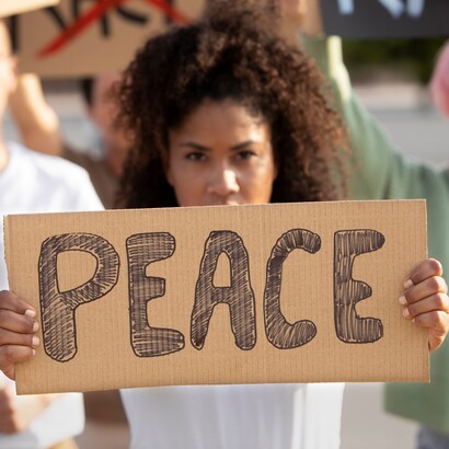 Mentre il mondo brucia, anche la fede si affida alle saghe e ai reboot