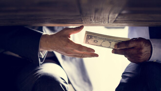 De tanto en tanto aparecen escándalos que permiten seguir la ruta a los dineros de las modernas cleptocracias