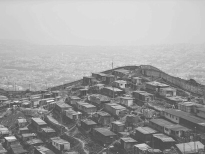 Muro en el barrio San Francisco en Lima, Perú  que separa una de las urbanizaciones más ricas de la ciudad de una de las zonas más pobres
