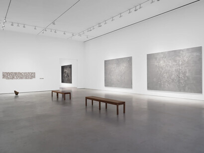 Lorna Simpson, Earth and sky, exhibition view. Courtesy of Hauser & Wirth