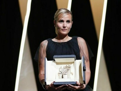 Julia Ducournau con la Palma d'Oro