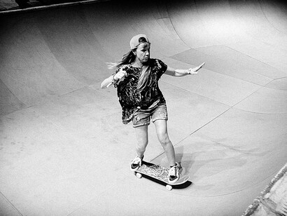 Natalie Krishna Das, skater en la pista instalada junto al Kennedy Center de Washington, D.C. con motivo del festival Finding a Line. Foto: Jati Lindsay