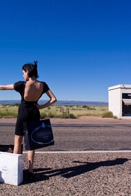 Haciendo autostop frente a la tienda de Prada en Marfa, Texas